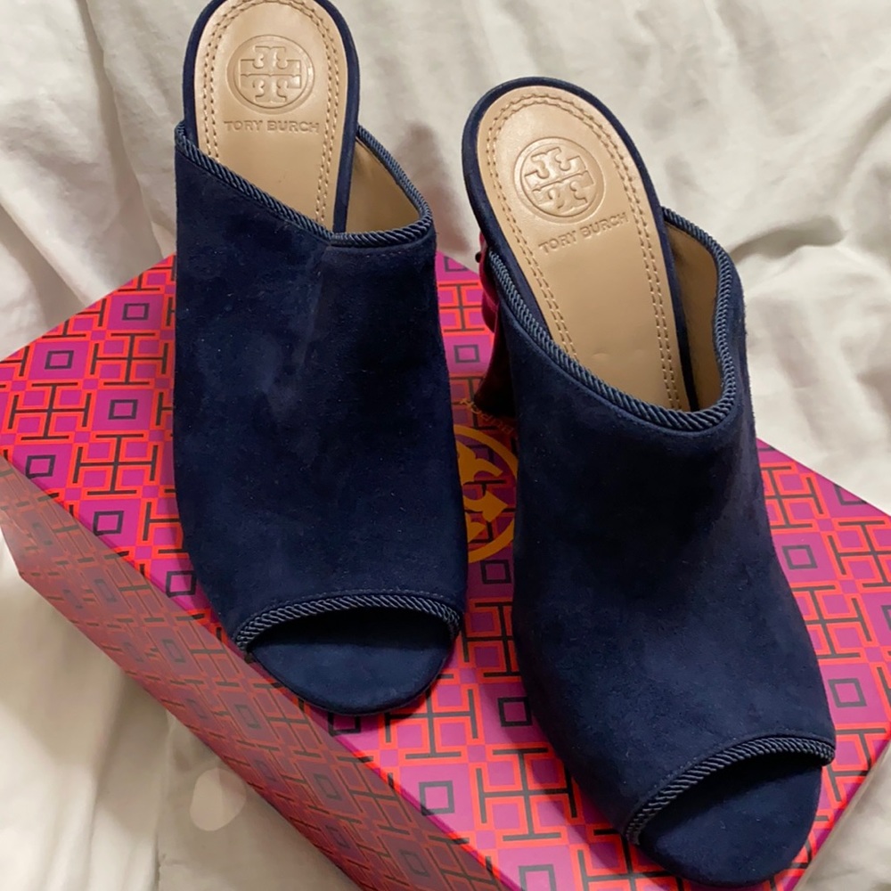 Sued dark blue wedge, leather/textile upper.